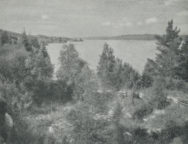 Landskapsbild från Övre Fryken, en av de tre sjöar, som ge färg och stämning åt den<bburgna Fryksdalen.<bC. G. Rosenberg foto.