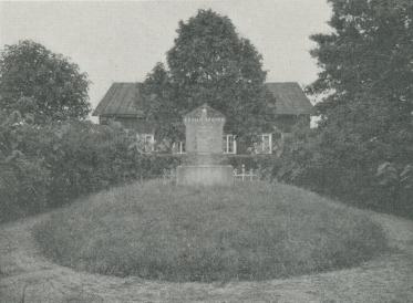 Vid Kyrkerud, där Esaias Tegnér föddes, restes på första årsdagen av skaldens död<ben enkel minnessten. C. G. Rosenberg foto.