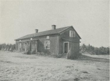 Ingrirud. På gaveln synes fönstret till vindskammaren, där Tegnér i gosseåren läste<bsin älskade Iliad. C. G. Rosenberg foto.