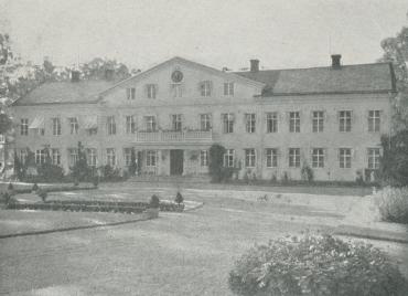 Huvudbyggnaden på Uddeholm, där förvaltningens tusende trådar löpa samman.<bC. G. Rosenberg foto.<b