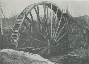 Gammalt vattenhjul för gruvspel vid Nordmarksberg. Gruvspelet drevs fordom i<bregel med vattenkraft.<bS. J. Ölander foto. Gammalt vattenhjul för gruvspel vid Nordmarksberg. Gruvspelet drevs fordom i<bregel med vattenkraft.<bS. J. Ölander foto.