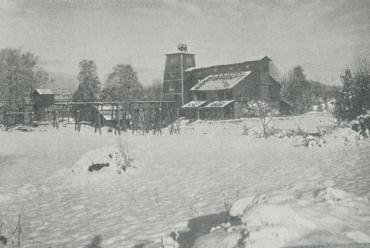 Lave och skrädhus vid Långbans gruvor norr om Filipstad. vilka nyligen förvärvats<bav Uddeholmsbolaget.<bH. Carlborg foto. Lave och skrädhus vid Långbans gruvor norr om Filipstad. vilka nyligen förvärvats<bav Uddeholmsbolaget.<bH. Carlborg foto.