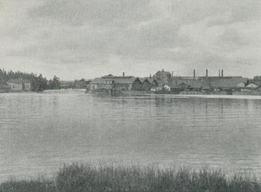 P. Andersson foto.<bVid Svartälven, ett stycke söder om Möckeln, ligger det stora järnbruket Strömsnäs P. Andersson foto.<bVid Svartälven, ett stycke söder om Möckeln, ligger det stora järnbruket Strömsnäs