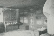 Ett rum i hembygdsgården med gammal vacker<binredning.