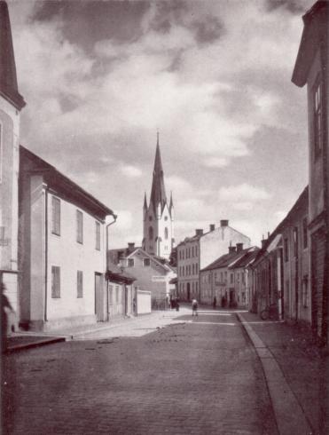 PL. 13.<bRagnar Lundin foto.<b<bHUNNEBERGSGATAN OCH DOMKYRKAN I LINKÖPING, ÖSTERGÖTLAND.