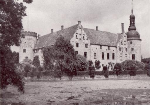 PL. 21.<bHans Wahlin foto.<b<bVITTSKÖVLE SLOTT, EN TYPISK REPRESENTANT FÖR 1500-TALETS SKÅNSKA BORGAR MED FYRA<bLÄNGOR, SAMMANRYGGDA KRING EN BORGGÅRD.