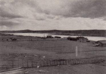 C. G. Rosenberg foto.<b<bDe breda älvdalarna ha sedan urminnes tid utgjort naturliga förbindelseleder från<bkustbygderna inåt skogslandet. Luledalen vid Harads.