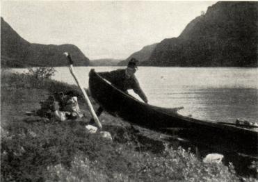 C. G. Rosenberg foto.<b<bNorrbotten rymmer skarpa motsättningar: de ljusa och bördiga bygderna gränsa<boförmedlat till ödsliga skogsvidder, och i väster vidtar de stora sjöarnas och fjällens<bland. Båtläge vid Kaitumjaure.<b