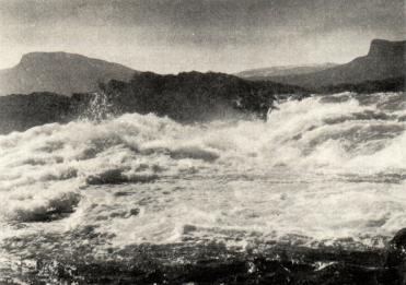 C. G. Rosenberg foto.<b<bDe mäktiga vattenfallen i Norrbotten komma att tagas i bruk av framtidens industri,<bmen Stora Sjöfallet skall, fredat för alla tider, finnas kvar som ett minnesmärke<böver otämjd och storslagen naturkraft. C. G. Rosenberg foto.<b<bDe mäktiga vattenfallen i Norrbotten komma att tagas i bruk av framtidens industri,<bmen Stora Sjöfallet skall, fredat för alla tider, finnas kvar som ett minnesmärke<böver otämjd och storslagen naturkraft.