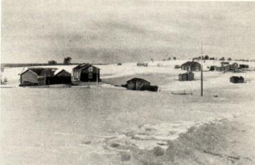 D. Cronsioe foto.<bKitkiöjärvi, en avlägsen, finnby i skogslandet väster om Muonio älv, har under det<bsenaste årtiondet fått väg och telefon.<b