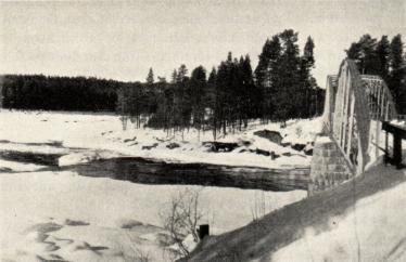 D. Crousioe foto.<bÅr 1900 hade Norrbotten omkring 200 mil landsvägar, 1928 mer än 400 mil.<bBron över Lule älv på vägen Murjek—Jokkmokk.<b