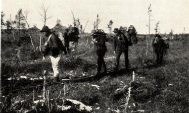 Borg Mesch foto.<b<bÖver halvt arktiska vidder vandrade Riksgränsbanans pionjärer med tunga bördor<bav arbetsmateriel och förnödenheter.<b
