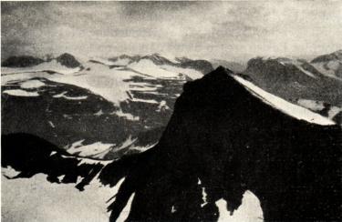 <smal<smalD. Nygren foto.</smal<bFrån Vuoinestjåkko i Sarekmassivet öppnar sig en högalpin utsikt mot Tjågnoris<boch Rapadalen med Akatjåkko i bakgrunden.</smal