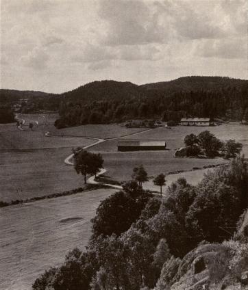 <smalUlf Bergström</smal<b<bThe old-time culture centres in Götaland and Svealand are enframed by<bthe sea or the great lakes, but also by wayless wilds, with old-world names:<bTiveden, Holaveden, Tylöskogen and Kolmården. Glen at Hult in<bKolmården, Östergötland.