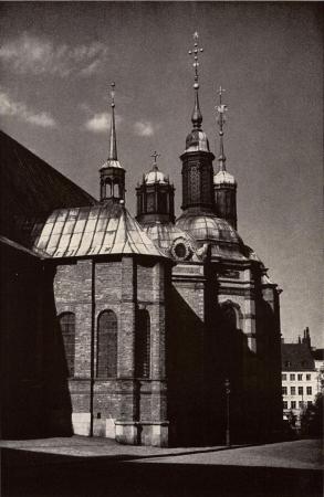 <smalK. O. Sjöström</smal<b<bRiddarholm Church, the ancient church of the Franciscans, is a venerable<brelic of medieval Stockholm. After the death of Gustavus II Adolphus,<bhowever, it became a royal mausoleum, and as, during the Period of<bGreatness, new houses of brick and stone sprang up round it, the church,<bas the picture shows, was adorned with vaults and side-chapels in the<bRenaissance and Baroque styles.