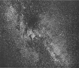 Fig. 3. Vintergatan mellan stjärnbilderna Kassiopeja och Svanen enligt<bfotografi av M. Wolf i Heidelberg. Något till vänster om mitten<bsynes den vackra Amerika-nebulosan. Fig. 3. Vintergatan mellan stjärnbilderna Kassiopeja och Svanen enligt<bfotografi av M. Wolf i Heidelberg. Något till vänster om mitten<bsynes den vackra Amerika-nebulosan.
