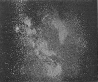 Fig. 4. Vintergatan i stjärnbilderna Örnen (upptill) och Skölden och<bSkytten (nedtill). Till vänster upptill synes den ljusstarka stjärnan<bAltair. Fotografi av Max Wolf i Heidelberg. Fig. 4. Vintergatan i stjärnbilderna Örnen (upptill) och Skölden och<bSkytten (nedtill). Till vänster upptill synes den ljusstarka stjärnan<bAltair. Fotografi av Max Wolf i Heidelberg.