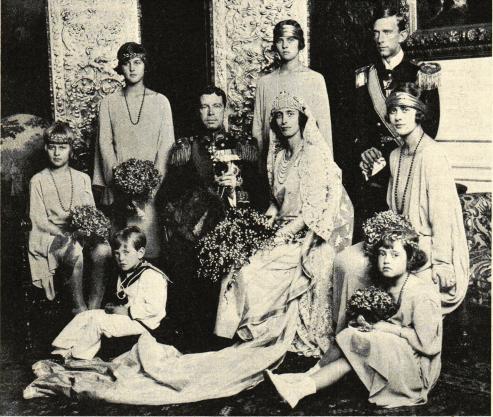 Från kronprinsparets förmälning.<bBrudparet omgivet av tärnor, brudnäbb och »best man». Från vänster: Kronprinsessans systerdöttrar, prinsessorna Sophia,<bCecilia, Theodora och Margareta av Grekland samt prins Wilhelm. Sittande på golvet: David, Earl av Medina samt hans<bsyster lady Tatjana Mountbatten, kronprinsessans brorsbarn. Från kronprinsparets förmälning.<bBrudparet omgivet av tärnor, brudnäbb och »best man». Från vänster: Kronprinsessans systerdöttrar, prinsessorna Sophia,<bCecilia, Theodora och Margareta av Grekland samt prins Wilhelm. Sittande på golvet: David, Earl av Medina samt hans<bsyster lady Tatjana Mountbatten, kronprinsessans brorsbarn.