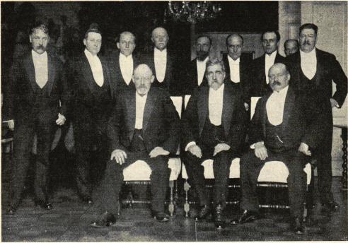 Andra Brantingska ministären; sittande från vänster: hrr Thorsson, Branting och Lindqvist; stående från<bvänster: hrr Olsson, Nothin, Schlyter, Åkerman, Linders, Hansson, Örne, Sandler och Svensson. Andra Brantingska ministären; sittande från vänster: hrr Thorsson, Branting och Lindqvist; stående från<bvänster: hrr Olsson, Nothin, Schlyter, Åkerman, Linders, Hansson, Örne, Sandler och Svensson.