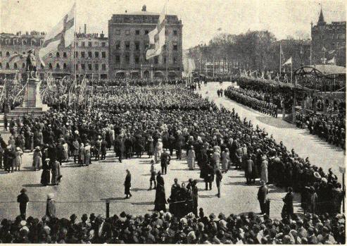 Från jubileumsfestligheterna i Göteborg den 8 maj. Minneshögiidligketen på Gustaf Adolfs torg. Från jubileumsfestligheterna i Göteborg den 8 maj. Minneshögiidligketen på Gustaf Adolfs torg.