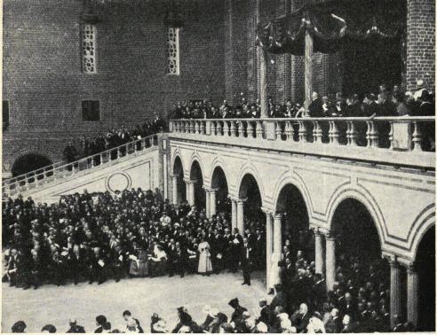 När Stockholms stadshus invigdes. Invigningsceremonien i Blå hallen. Stadsfullmäktiges ordf., dir. A.<bCederborg, stående bredvid de kungligas plats, talar. När Stockholms stadshus invigdes. Invigningsceremonien i Blå hallen. Stadsfullmäktiges ordf., dir. A.<bCederborg, stående bredvid de kungligas plats, talar.