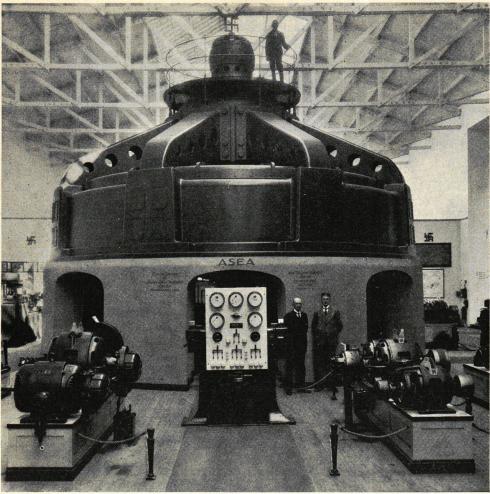 Modell i naturlig storlek av en av ASEA levererad generator för kraftstationen i Lilla Edet. Modellen<butställd i maskinhallen vid Göteborgsutställningen.