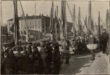 <smalLördagsmorgon vid fiskkajen. A. Jonason fot.</smal <smalLördagsmorgon vid fiskkajen. A. Jonason fot.</smal