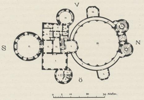 Bild 3.  Svartsjö slott, grundplan; efter en gammal ritning i Nationalmuseum.<b1. Port.  2. Nya trappen.  3. Galleri.  4. Vaktrum.  5. Drabantsal.  6. Gamla trappan.  7. »Stora fyrkanten».  8—11. Konungens rum.  12. »Lilla fyrkanten».  13. »Panquetet», därofvan slottskapellet. 14—21. Drottningens rum.  22. Musikgalleri.  23. Förrådsrum.  24. Fängelsetorn.  25. Nya gården.  26. Gamla gården.