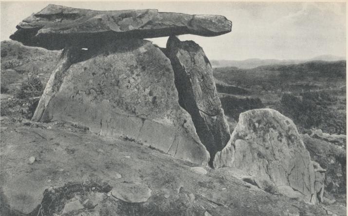 Stenkammargrav vid Haga på Orust i Bohuslän, Västsveriges förnämsta fornminne från stenåldern. Den stammar från en tid, som<bligger över 4,000 år före vår egen.