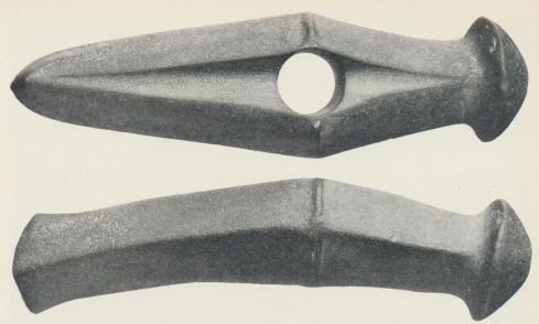 Stridsvapen av grönsten från dösarnas epok (omkring 2000—2,300 f. Kr.). Nästan varje<blinje i formgivningen bär vittne om att förebilden till detta komplicerade redskap inte<bkan sökas i sten utan varit ett metallvapen, en yxa av koppar. Därav framgår, att det<bsvenska bondesamfundet redan under ett tidigt avsnitt av den yngre stenåldern<bupprätthållit förbindelser med Söderns redan då metallbrukande gruvdistrikt. Stridsvapen av grönsten från dösarnas epok (omkring 2000—2,300 f. Kr.). Nästan varje<blinje i formgivningen bär vittne om att förebilden till detta komplicerade redskap inte<bkan sökas i sten utan varit ett metallvapen, en yxa av koppar. Därav framgår, att det<bsvenska bondesamfundet redan under ett tidigt avsnitt av den yngre stenåldern<bupprätthållit förbindelser med Söderns redan då metallbrukande gruvdistrikt.