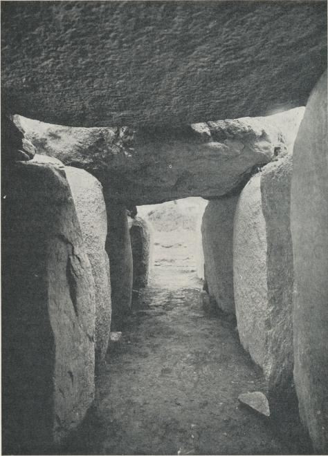 Ingången till gånggriften i Gillhög, Barsebäcks socken i Skåne. Genom denna trånga<bkorridor skedde tillträdet till den egentliga gravkammaren (jfr nästa bild).