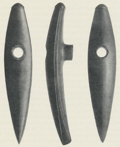 Elegant utformat stenvapen, förfärdigat under något av de första århundradena efter<bdet andra förkristna årtusendets begynnelse (omkring 2000—1800 f. Kr.). Det var med<bsådana vapen i sin hand, som stridsyxekulturens bärare erövrade Sverige!