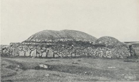 En modern motsvarighet till den äldre järnålderns mellansvenska hus, en primitiv<bbyggnadstyp, som ännu existerar på Hebriderna utanför Skottlands västkust. Även här utgöras<bhusets grundvalar av en kraftig stenmur, och på denna vilar ett halmtäckt tak.<bEfter M. Stenberger.