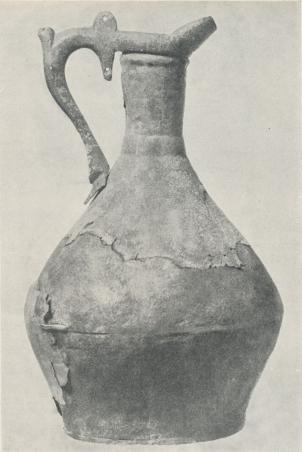 Romersk bronskanna, som tillsammans med en<bguld-fingerring och en likaledes från en romersk verkstad<butgången vinskopa (med tillhörande sil) upptagits ur<ben grav vid Överbo i Västergötland.