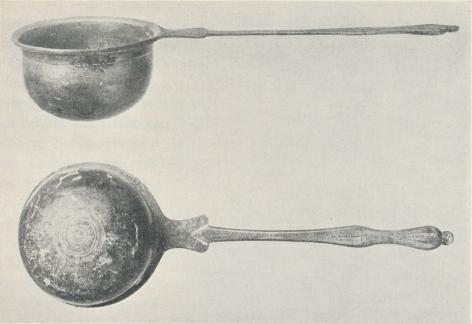 Vinskopa från Roes, Rone socken på Gotland. Den romerska vinskopan utgjorde,<bmärkligt nog, en på nordisk botten mycket eftertraktad handelsartikel, vilket näppeligen kan<btydas på annat sätt än att även Söderns vin funnit ett betydelsefullt avsättningsområde<binom den germanska bebyggelsen längst i norr, i Sverige. Vinskopa från Roes, Rone socken på Gotland. Den romerska vinskopan utgjorde,<bmärkligt nog, en på nordisk botten mycket eftertraktad handelsartikel, vilket näppeligen kan<btydas på annat sätt än att även Söderns vin funnit ett betydelsefullt avsättningsområde<binom den germanska bebyggelsen längst i norr, i Sverige.