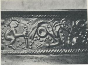 Detalj av dekoren på den å vidstående bild återgivna<bsilverbägaren, som lämnar en omedelbart vägledande<banvisning om sammanhangen i 200-talets intergermanska<bmetallindustri. Mansfiguren bär i sin hand ett svärd av<ben typ, som förekommer endast på sydtysk botten.<bEnbart en detalj av denna art kan med visshet bestämma<bförebilden för en väsentlig del av det nordiska<bkonsthantverket under ifrågavarande tid. Detalj av dekoren på den å vidstående bild återgivna<bsilverbägaren, som lämnar en omedelbart vägledande<banvisning om sammanhangen i 200-talets intergermanska<bmetallindustri. Mansfiguren bär i sin hand ett svärd av<ben typ, som förekommer endast på sydtysk botten.<bEnbart en detalj av denna art kan med visshet bestämma<bförebilden för en väsentlig del av det nordiska<bkonsthantverket under ifrågavarande tid.