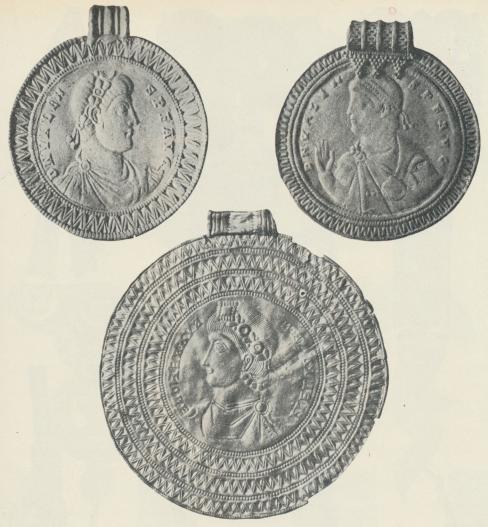 Vägen från Rom över mellersta Donau till Norden kan fullt påtagligt markeras med dessa<bbilder; underst en nordisk s. k. guldbrakteat (från Senoren i Blekinge), ett ensidigt präglat,<bmyntliknande smycke; denna har sina närmaste förebilder i på västgotiskt område vid<bDonau förfärdigade medaljonger som de överst avbildade, vilka i sin tur äro tämligen<bdirekta kopior av ett slags guldplaketter, som den romerske kejsaren lät förfärdiga för<batt förära sina närmaste män och bundsförvanter.