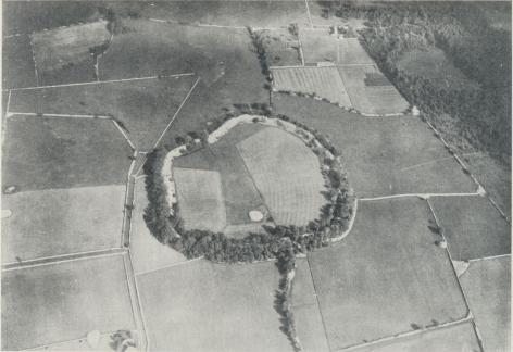 Gråborg i Algutsrums socken, Ölands största fornborg, bestående av en 9—11 m. bred<boch 4,5—6 m. hög ringmur, omslutande en yta med 162—210 m:s diameter och bestående<bav i jämna skikt lagda kalkstensblock. Muren har haft tre portöppningar. Anläggningen<bgår sannolikt tillbaka till yngre järnåldern men har påbyggts och förändrats under<bmedeltiden. Foto G. Hård. Gråborg i Algutsrums socken, Ölands största fornborg, bestående av en 9—11 m. bred<boch 4,5—6 m. hög ringmur, omslutande en yta med 162—210 m:s diameter och bestående<bav i jämna skikt lagda kalkstensblock. Muren har haft tre portöppningar. Anläggningen<bgår sannolikt tillbaka till yngre järnåldern men har påbyggts och förändrats under<bmedeltiden. Foto G. Hård.