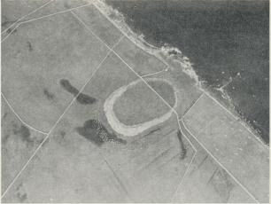 Fornborg av yngre järnålderstyp vid Sandby i Sandby<bsocken på Öland, belägen endast ett fyrtiotal meter från<bÖstersjöns strand. Efter M. Stenberger. Fornborg av yngre järnålderstyp vid Sandby i Sandby<bsocken på Öland, belägen endast ett fyrtiotal meter från<bÖstersjöns strand. Efter M. Stenberger.