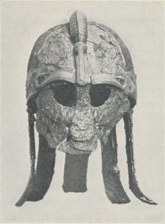 Prakthjälm från Valsgärde, sedd framifrån;<bobservera det effektiva ansiktsskyddet! Jfr<bbild å föregående plansch.