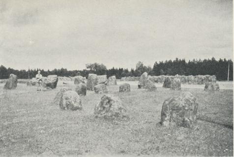 Domarringar vid Smålandsstenar i Småland, en särskilt i södra och västra Sverige gängse<bfornlämningstyp av dunkelt ursprung. Den folkliga traditionen sätter gärna<bdomarringarna i samband med rättshandlingar och tolkar dem som »forntidens tingsställen» (därav<bnamnet), men då de ständigt uppträda i förbindelse med gravplatser från järnåldern, torde<bde snarare utgöra en speciell gravtgp: en del av dem har också lämnat fynd, som direkt<bange ett dylikt ändamål.