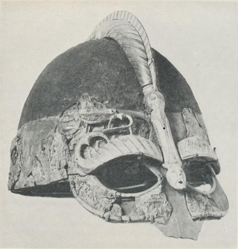 Hjälm från en av båtgravarna vid Vendel (delvis rekonstruerad). Hjälmen som<bskyddsvapen ha nordborna stiftat bekantskap med vid sina uppgörelser med romarna nere på<bkontinenten under 300-talet.
