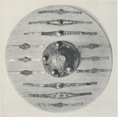 Sköld från yngre järnåldern. Beslagen stamma från en av båtgravarna vid Vendel, och<befter dem har den cirkelrunda träskölden rekonstruerats. Jfr bild å nästa sida!