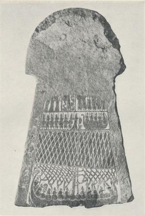 Bildsten från Smiss i Stenkyrka socken på Gotland, med<ben ståtlig framställning av ett vikingaskepp, ett<blångskepp med i drakform skulpterad framstäv och stark<bbemanning.