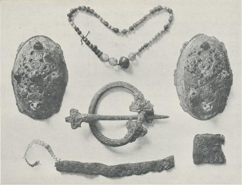 Kvinnosmycken och vävnadsfragment från en av Birkas gravar. Efter E. Klein.
