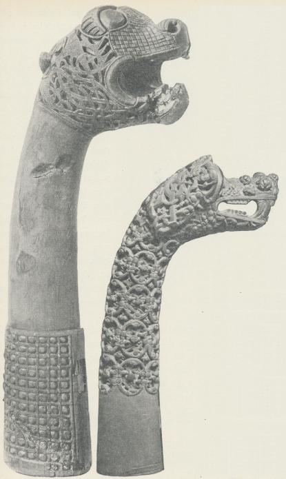 Prov på nordisk träskulptur från<btidig vikingatid, ett par elegant<butskurna hörnstolpar till i<bOsebergsfyndet ingående möbler. Vi<bbehöva ej tveka om att ett likartat,<blika högt utvecklat träsnideri<bexisterat även österut, i Sverige,<bunder vikingatid. Men hittills ha<bfynden så gott som fullständigt<btegat på denna punkt. Stilen har<bhos oss levat kvar under tidig<bmedeltid, vilket bevisas av en<bdjurhuvudprydd bänk från Suntak i<bVästergötland. Prov på nordisk träskulptur från<btidig vikingatid, ett par elegant<butskurna hörnstolpar till i<bOsebergsfyndet ingående möbler. Vi<bbehöva ej tveka om att ett likartat,<blika högt utvecklat träsnideri<bexisterat även österut, i Sverige,<bunder vikingatid. Men hittills ha<bfynden så gott som fullständigt<btegat på denna punkt. Stilen har<bhos oss levat kvar under tidig<bmedeltid, vilket bevisas av en<bdjurhuvudprydd bänk från Suntak i<bVästergötland.