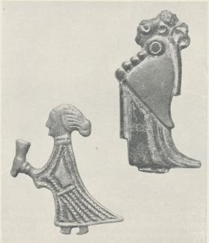 Silver-»statyetter» från vikingatid, den övre funnen i<bTuna, Alsike socken, Uppland, den undre i Kinstaby,<bKöpings socken på Öland, vilka ge en ypperlig inblick<bi tidens dräktskick. Kvinnorna äro iförda en rikt<bmönstrad, fotsid klänning med långt släp, den övre har<bdessutom en schal kastad över axlarna.
