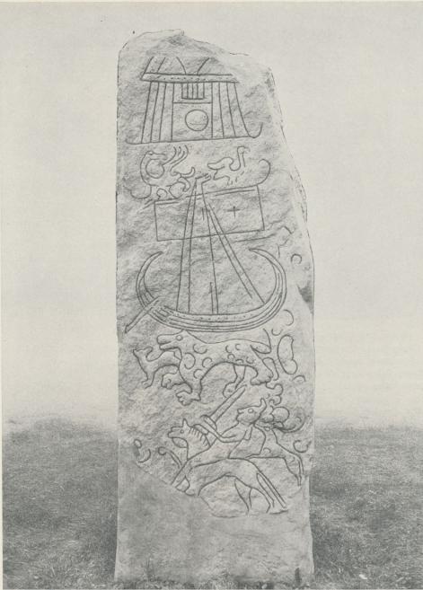 Sparlösastenens ena sida (jfr vidstående sidas bild) med rika bildframställningar. Överst<bett hus, synbarligen uppfört i stavkonstruktion, ett för det nordiska bebyggelseområdet<bkarakteristiskt byggnadsskick, därunder ett par fåglar, ett vikingaskepp med råsegel och<bstyråra, nederst en hjälmprydd, svärdbärande ryttare. Efter H. Jungner.