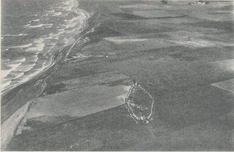Skeppssättningen vid Kåseberga på Skånes sydkust, anlagd på höjden av en moränplatå,<bsom söderut störtar brant ned i havet. Skeppssättningen vid Kåseberga på Skånes sydkust, anlagd på höjden av en moränplatå,<bsom söderut störtar brant ned i havet.