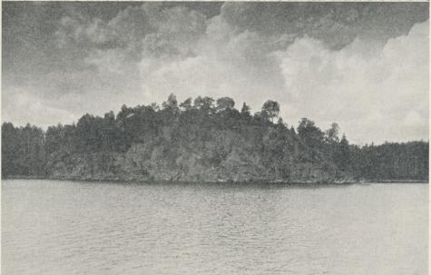 Sjön Mien på gränsen mellan Småland och Blekinge är en gammal trollsjö, och i<bKlasahall, ett brant stup i sjön, bodde Klasagubben. Han regerade över fisket i sjön och kunde<bdraga ned misshagliga fiskare i virvlarna vid bergets fot. Klasagubben hade många<bsläktingar i Sverige. »Gubben i berget» har varit en ganska vanlig lokal gudomlighet, ett<bomhuldat föremål för sagodiktningen. Foto P. G. Vejde. Sjön Mien på gränsen mellan Småland och Blekinge är en gammal trollsjö, och i<bKlasahall, ett brant stup i sjön, bodde Klasagubben. Han regerade över fisket i sjön och kunde<bdraga ned misshagliga fiskare i virvlarna vid bergets fot. Klasagubben hade många<bsläktingar i Sverige. »Gubben i berget» har varit en ganska vanlig lokal gudomlighet, ett<bomhuldat föremål för sagodiktningen. Foto P. G. Vejde.